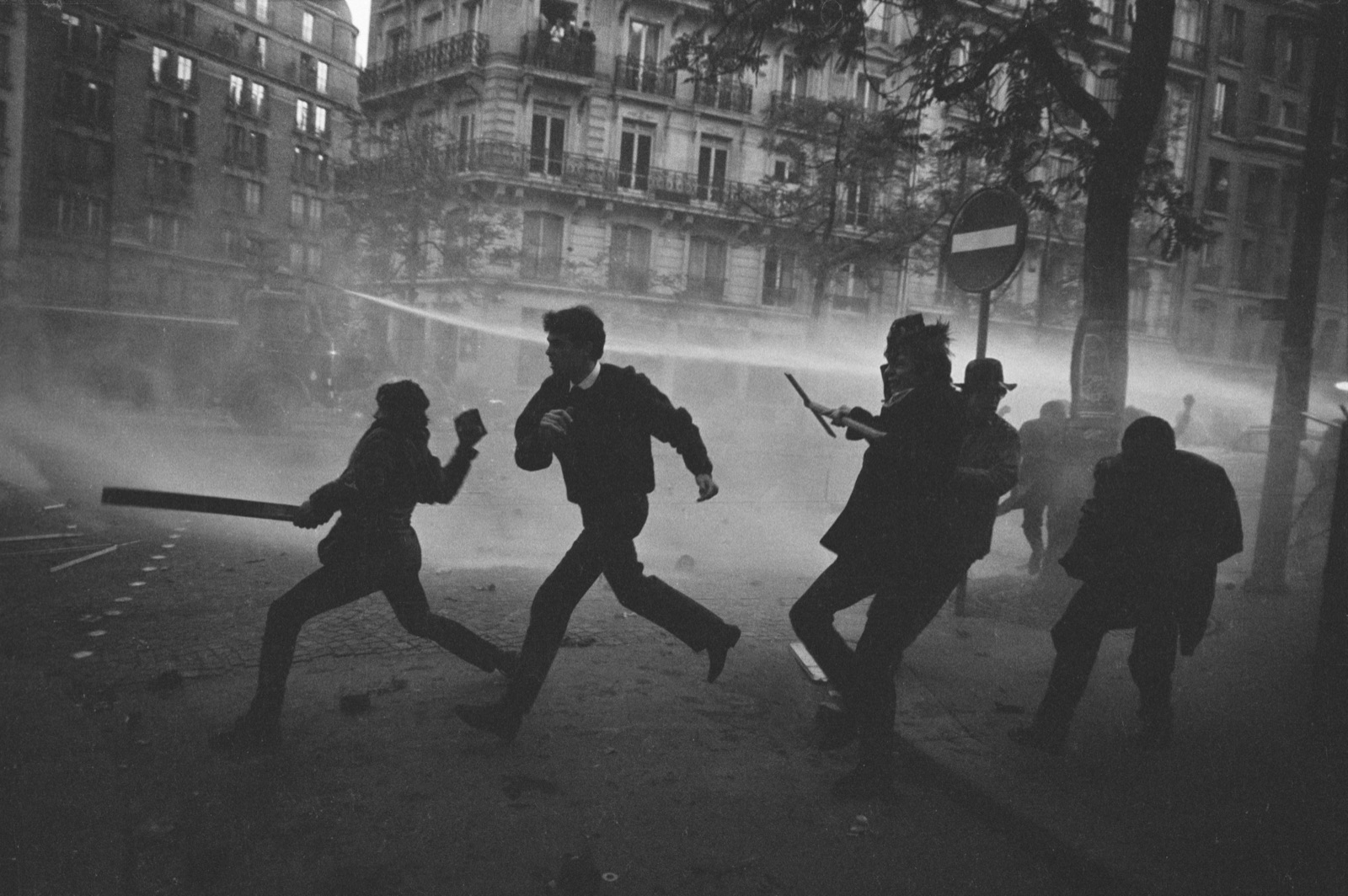 Affrontements CRS/étudiants avec le camion à eau. Quartier latin, Paris, 6 mai 1968