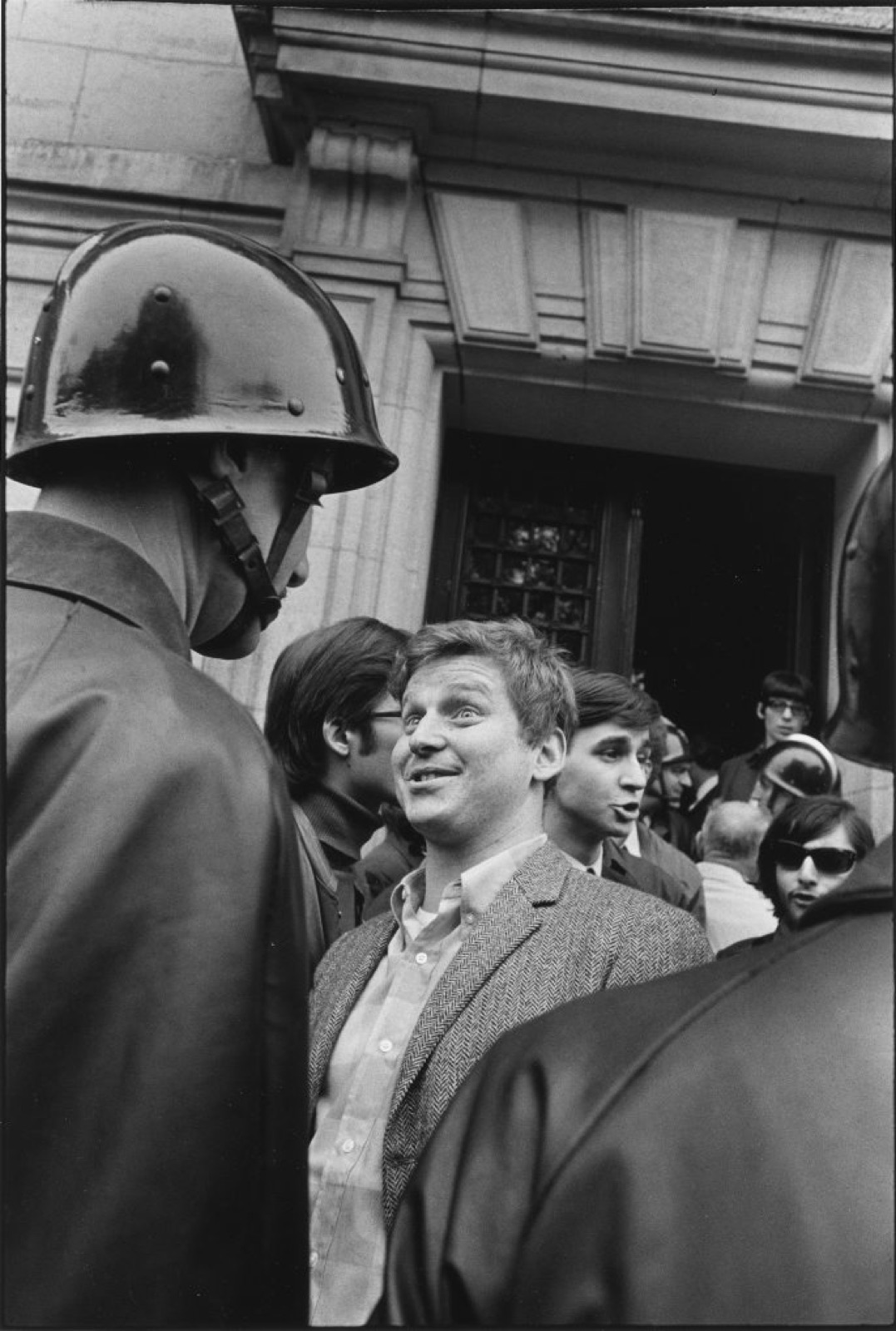 Daniel Cohn-Bendit devant la Sorbonne face à un CRS. Paris, 6 mai 1968