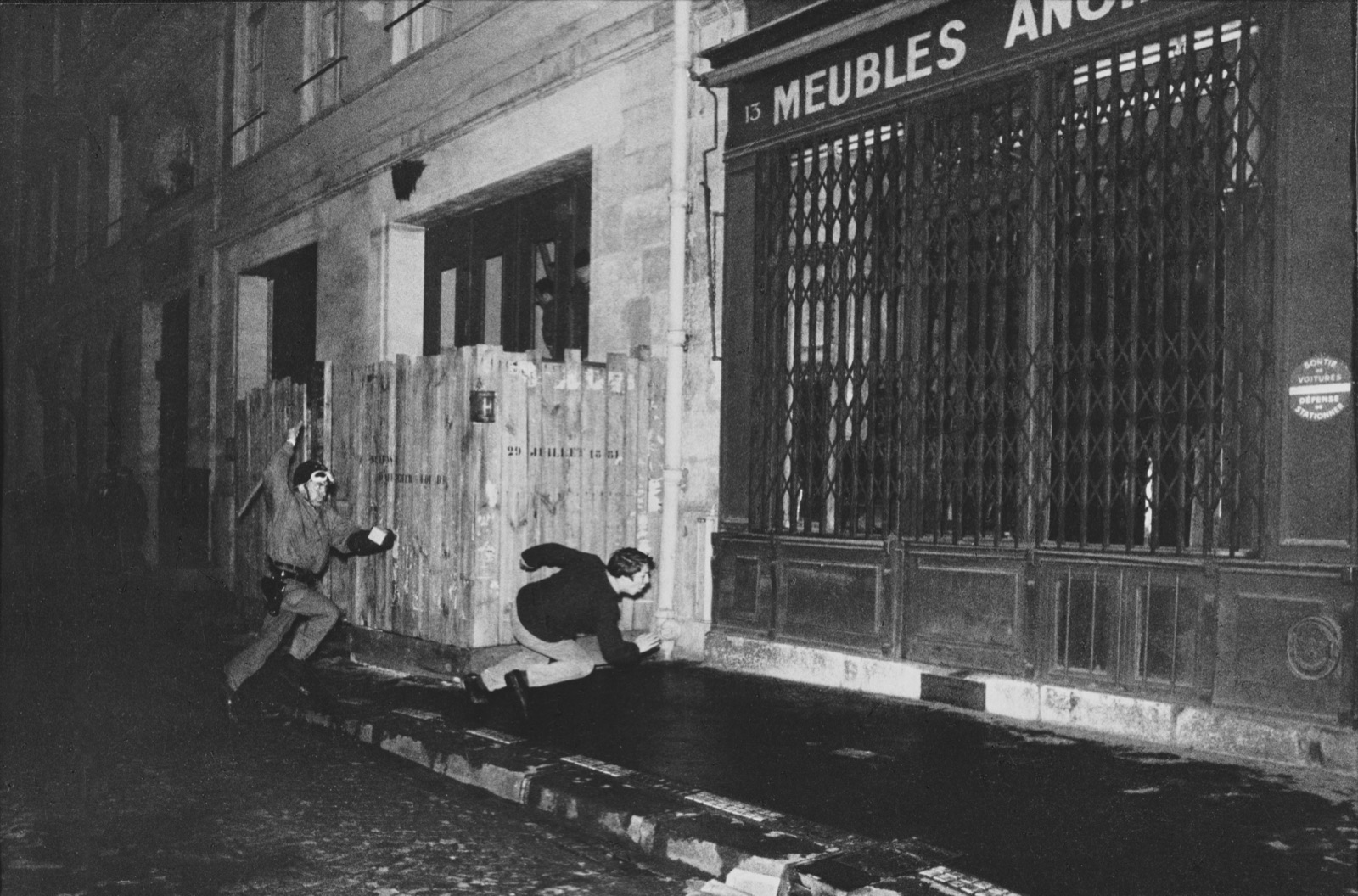 Étudiant pourchassé par un CRS. Paris, rue du Vieux-Colombier, 6 mai 1968